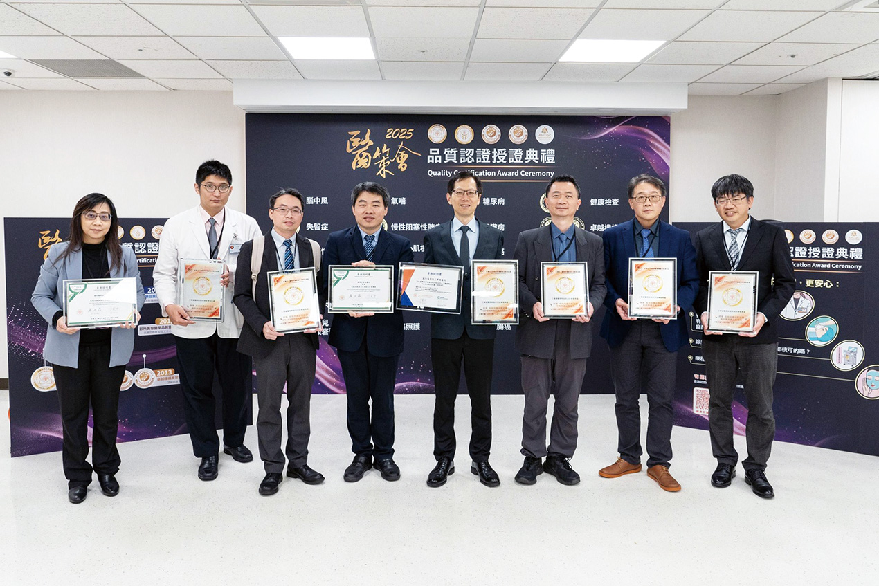 1三總品管中心陳思州主任與受證團隊合影